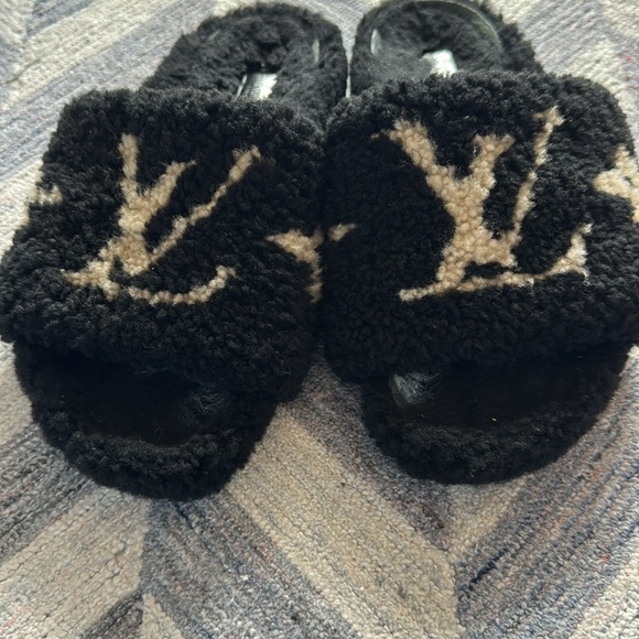 Louis Vuitton LV Shearling Fur Slippers Black White Mules Slides - Picture 7 of 7